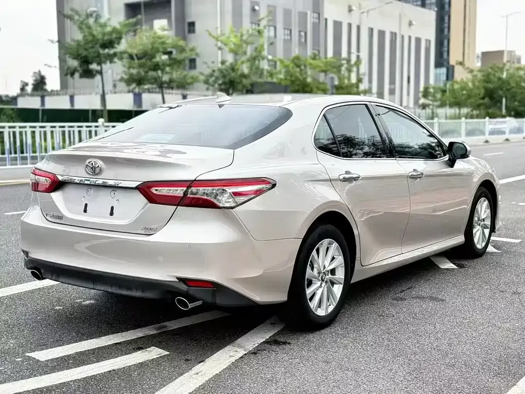 Toyota Camry — фото 9