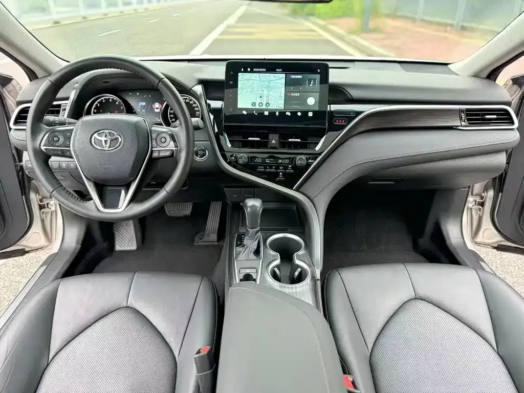 Toyota Camry — фото 8