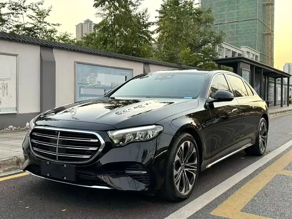 Mercedes-Benz E-Class — фото 1