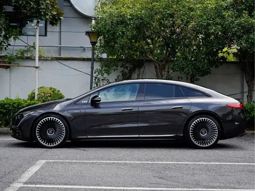 Mercedes-Benz EQS AMG — фото 7