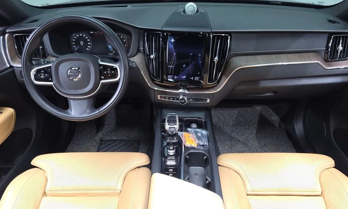 Volvo XC60 — фото 10