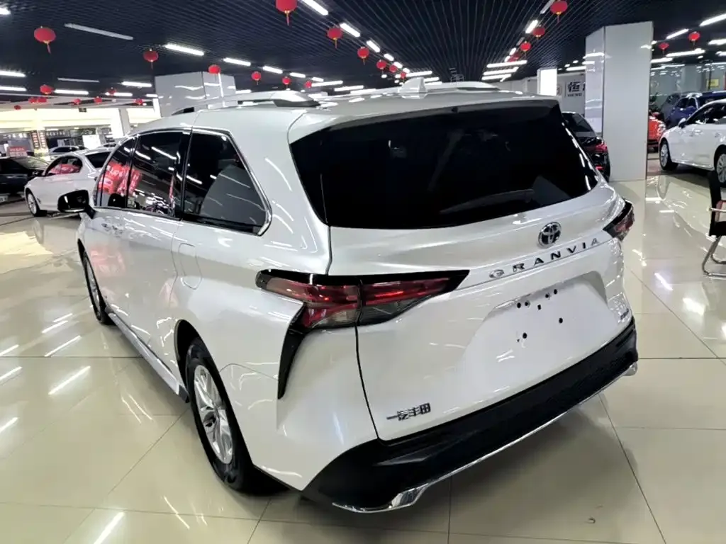 Toyota Granvia — фото 10