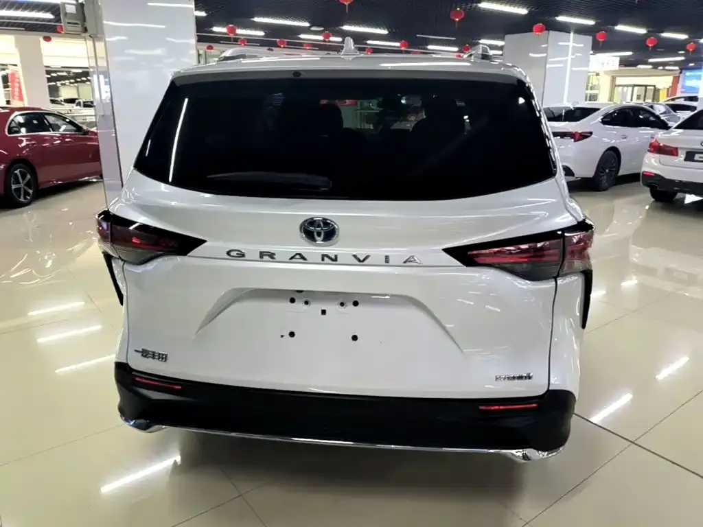 Toyota Granvia — фото 6