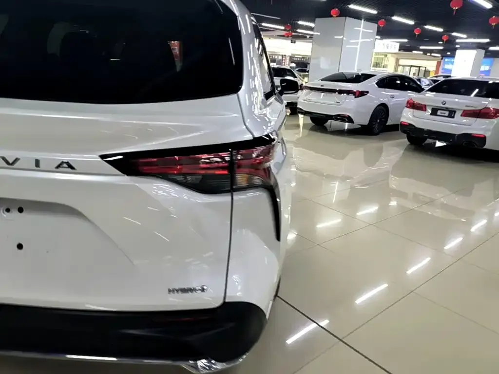 Toyota Granvia — фото 7