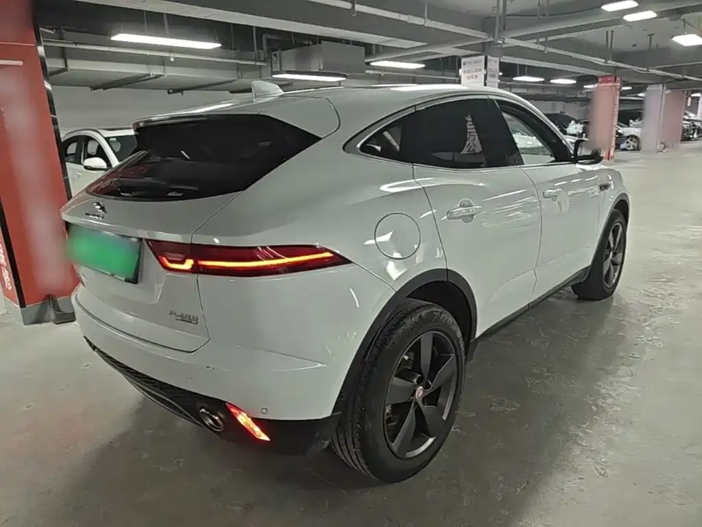 Jaguar E-PACE — фото 7