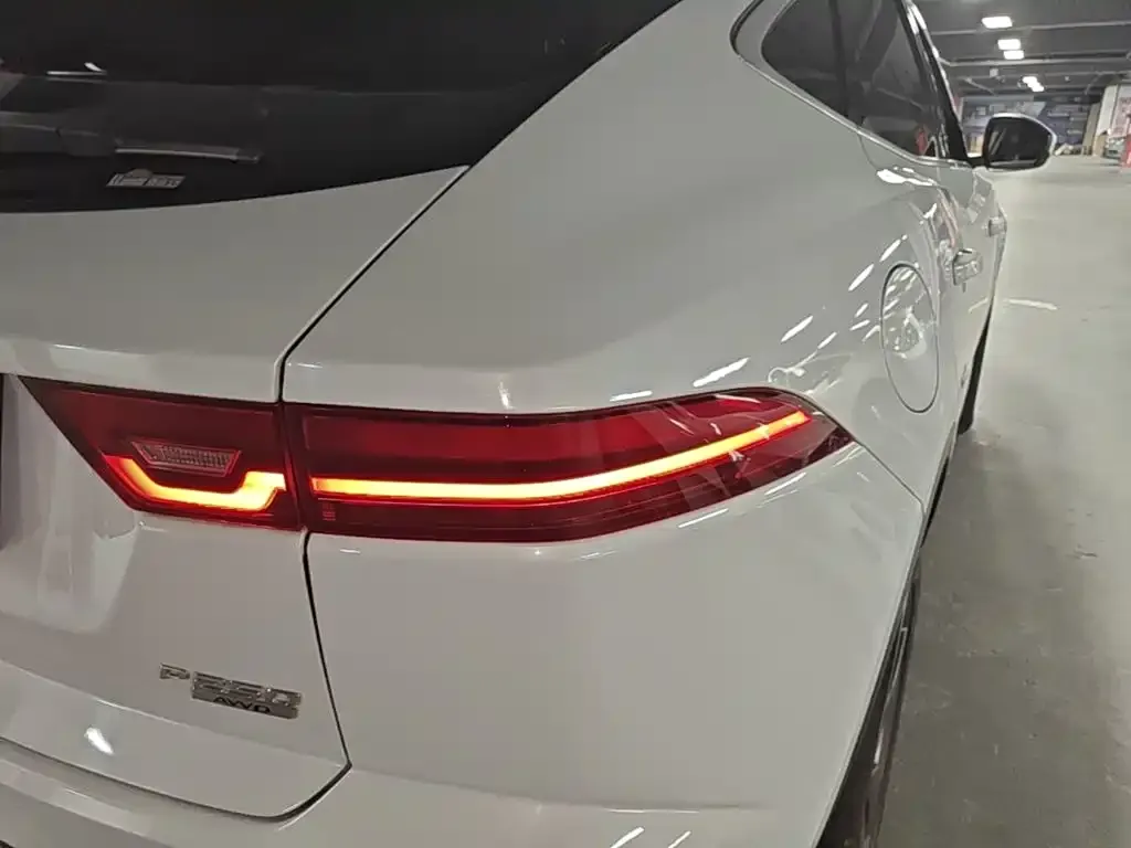 Jaguar E-PACE — фото 2