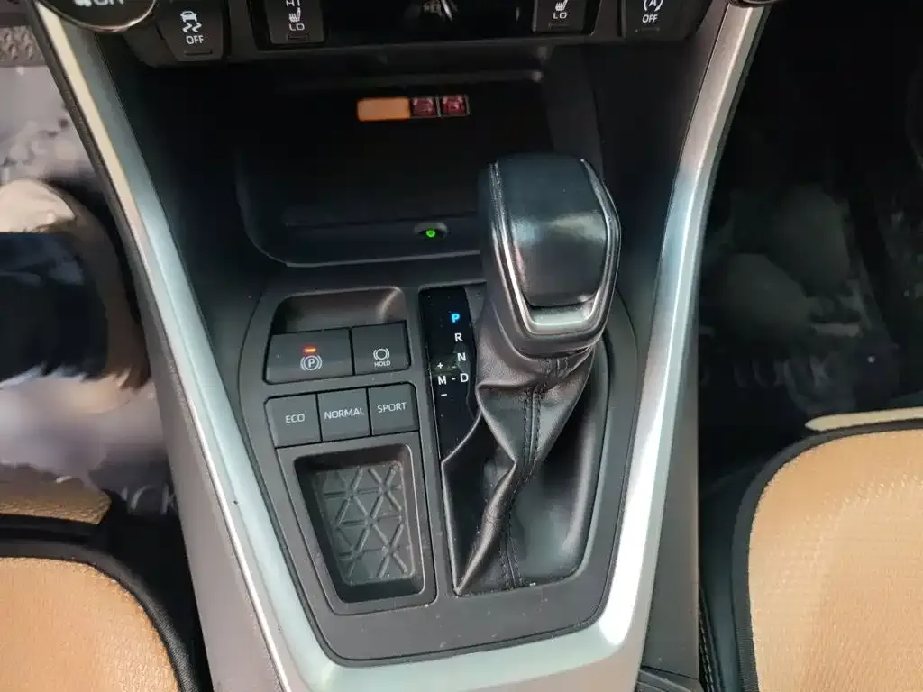 Toyota RAV4 — фото 8
