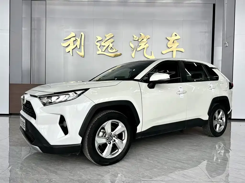 Toyota RAV4 — фото 1