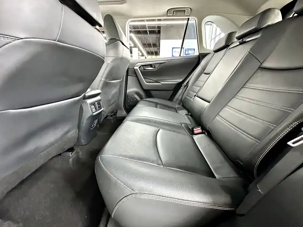 Toyota RAV4 — фото 2