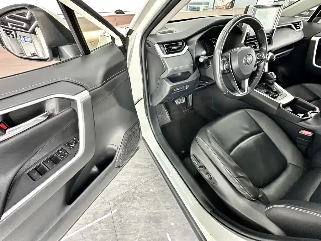 Toyota RAV4 — фото 3