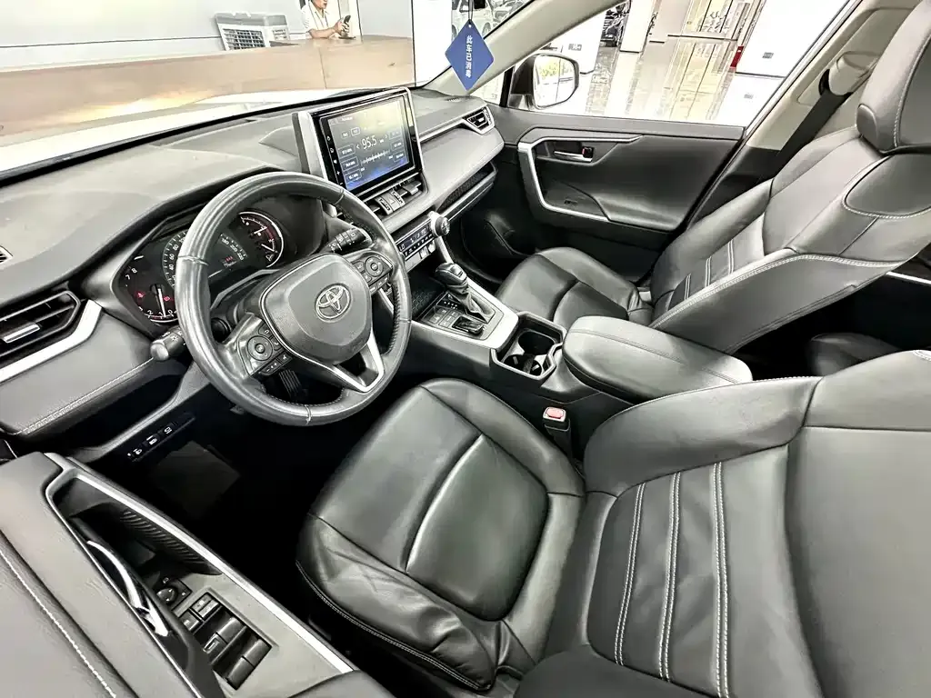 Toyota RAV4 — фото 8