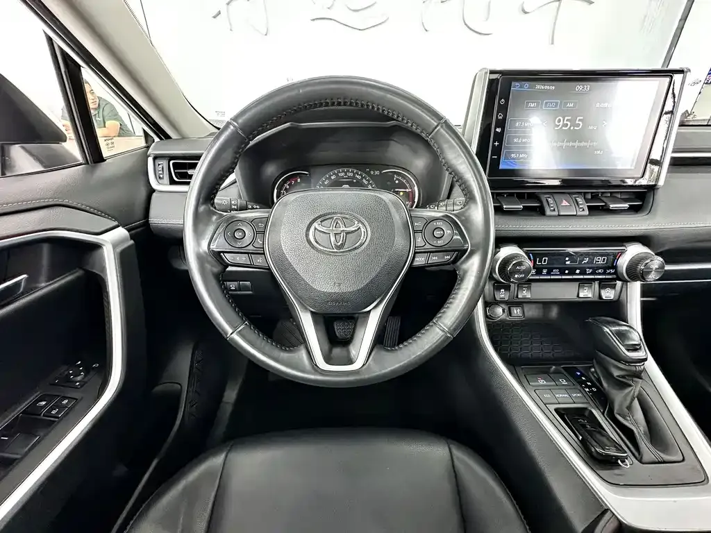 Toyota RAV4 — фото 10
