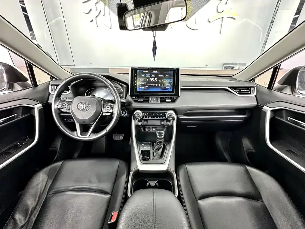 Toyota RAV4 — фото 7