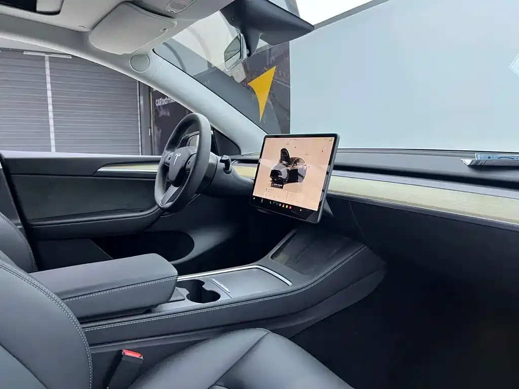 Tesla Model Y — фото 5