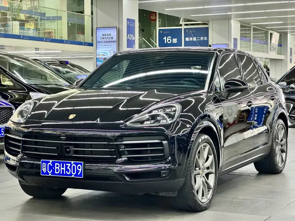 Porsche Cayenne — фото 1