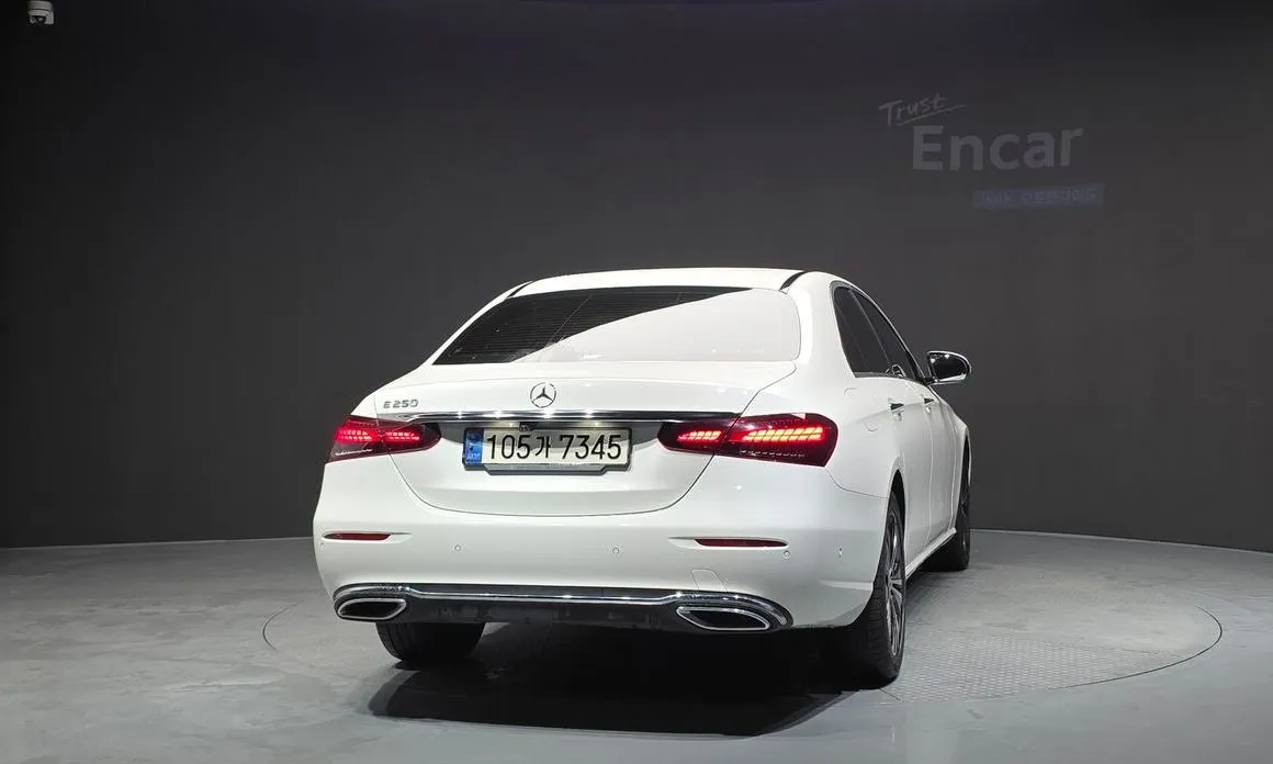 Mercedes-Benz E-Class — фото 2
