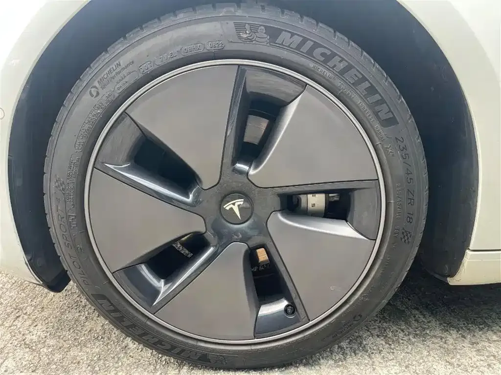 Tesla Model 3 — фото 5