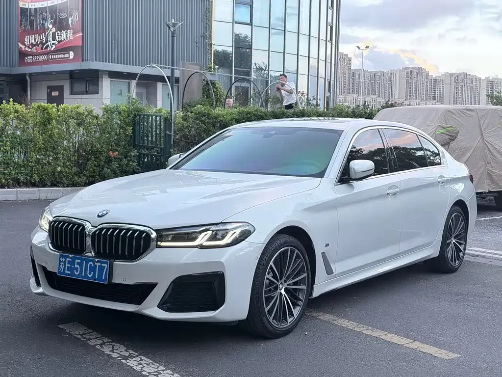 BMW 5 Series — фото 1