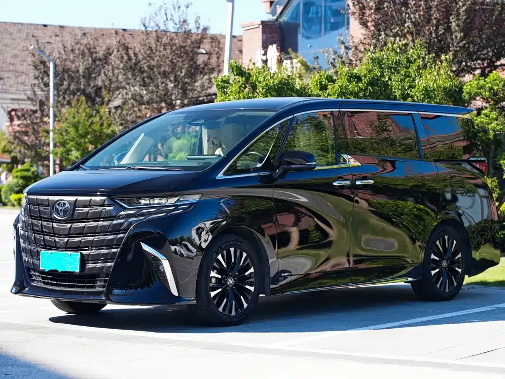 Toyota Alphard — фото 1