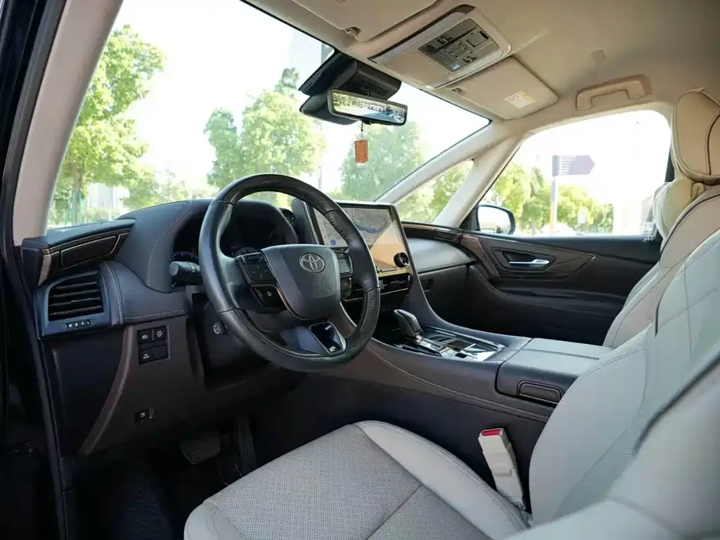 Toyota Alphard — фото 4