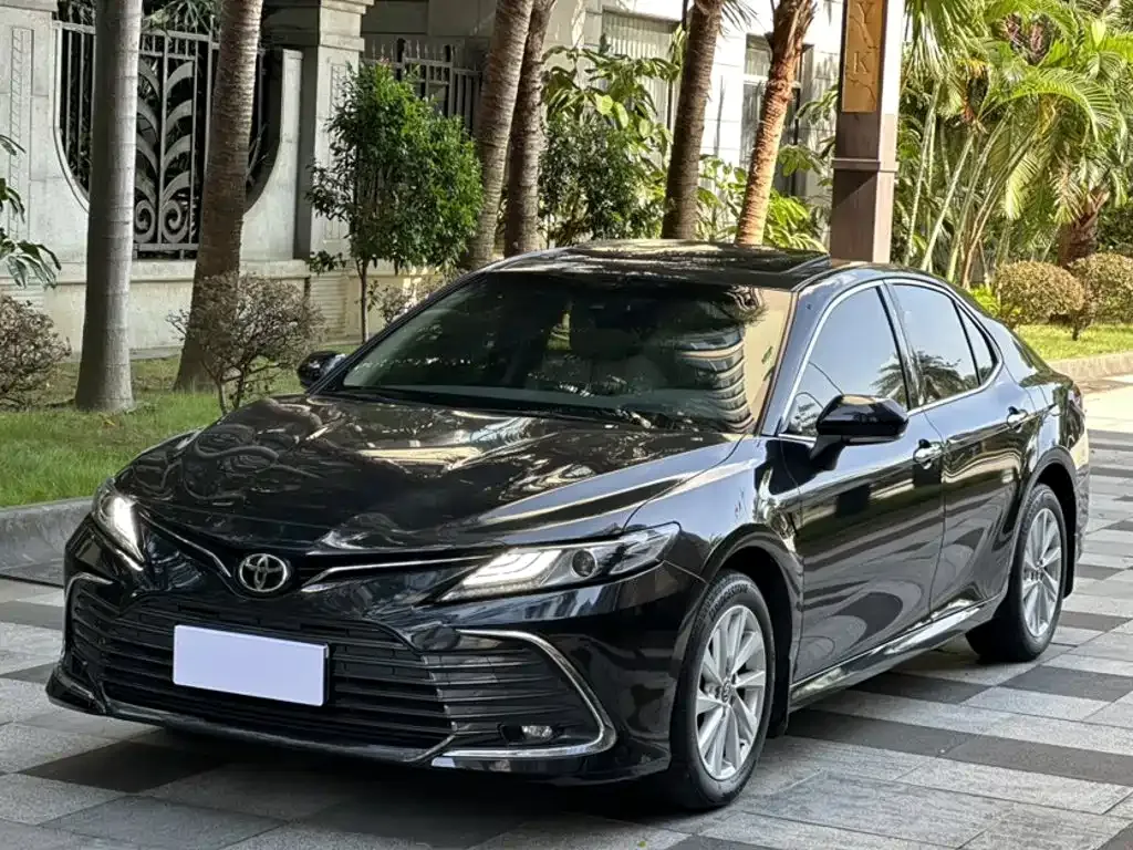 Toyota Camry — фото 1