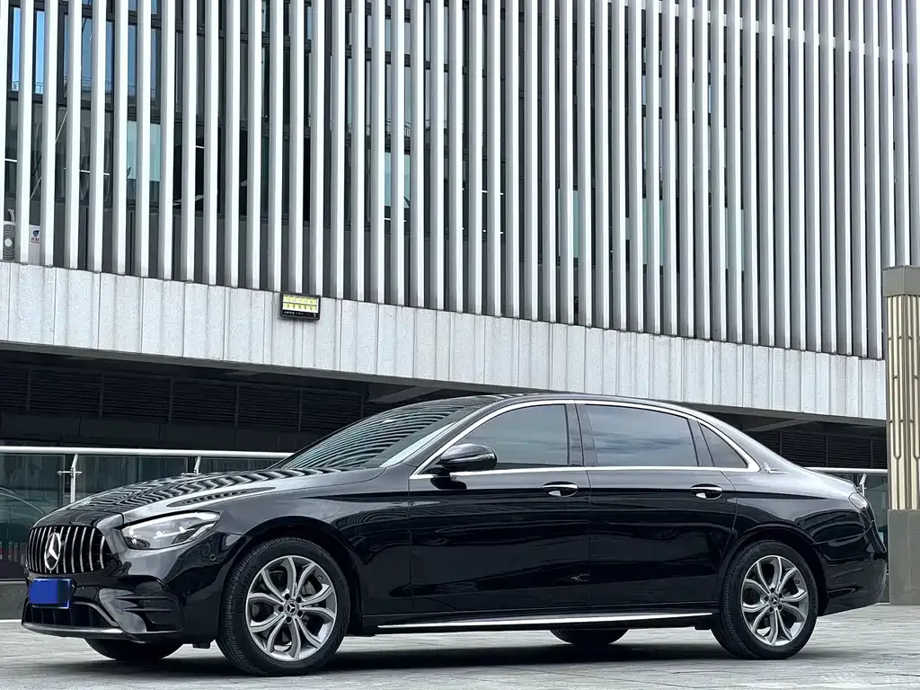 Mercedes-Benz E-Class — фото 1