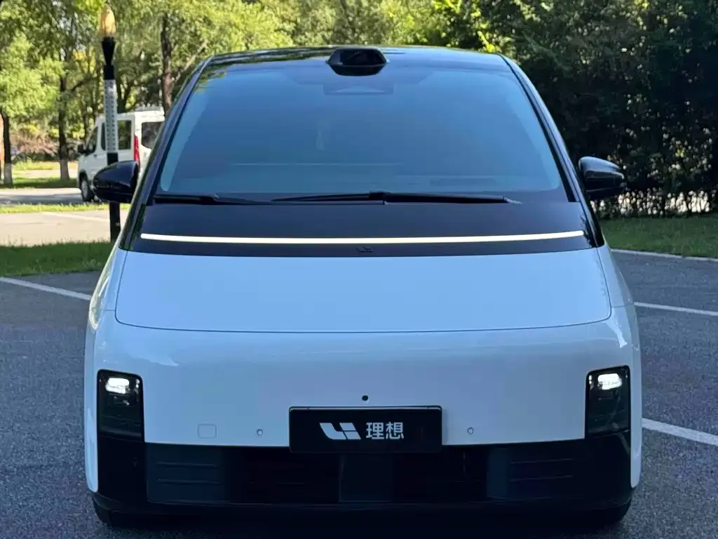 Li Auto MEGA — фото 1