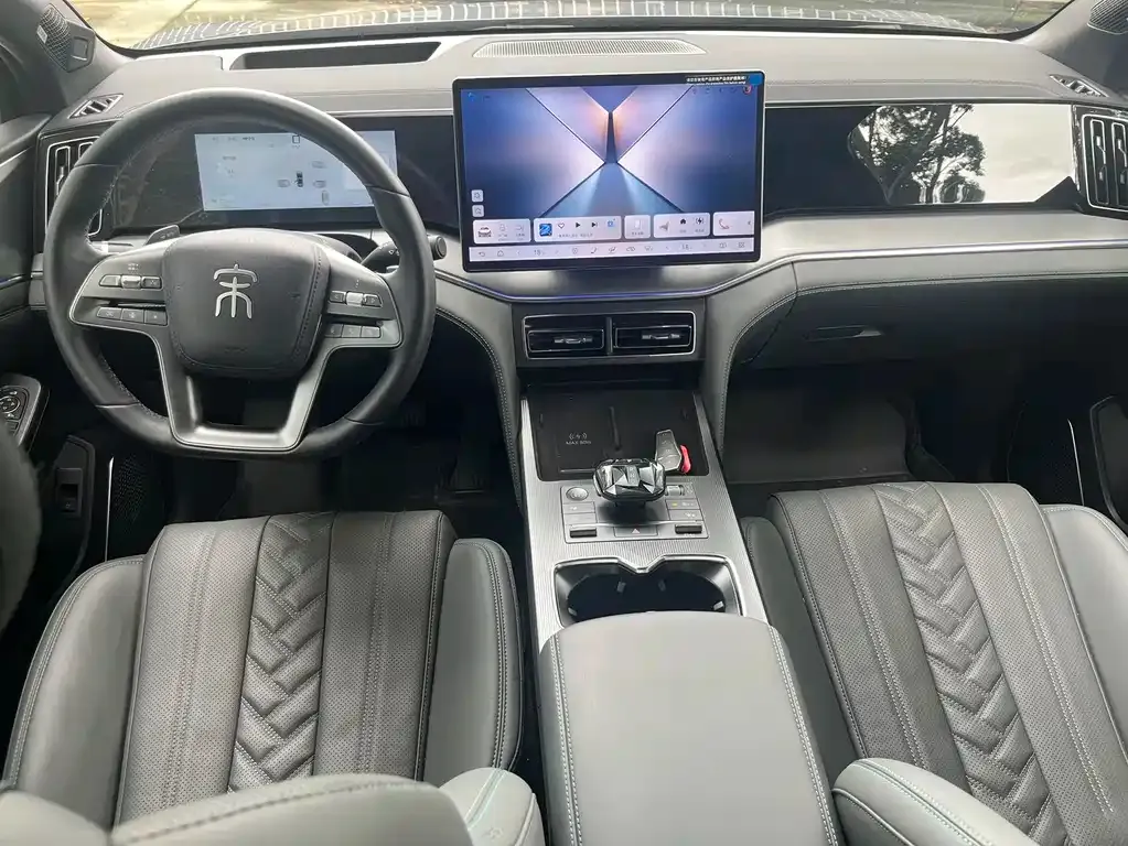BYD L DM-i — фото 8