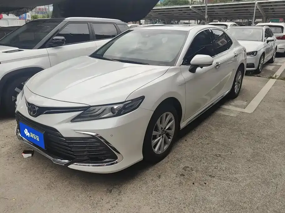 Toyota Camry — фото 1