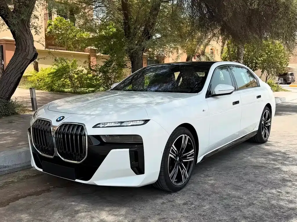 BMW 7 Series — фото 1