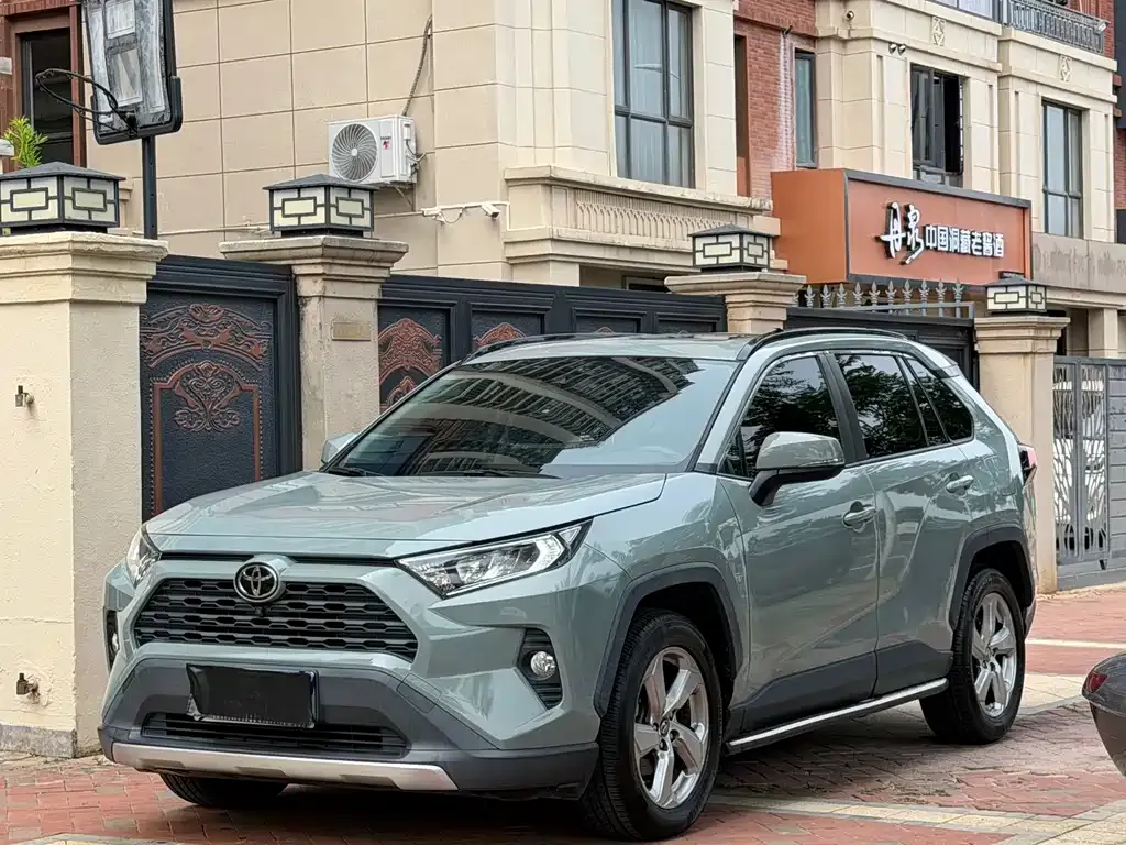 Toyota RAV4 — фото 1