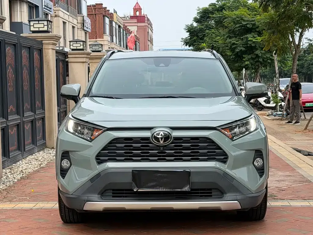Toyota RAV4 — фото 7