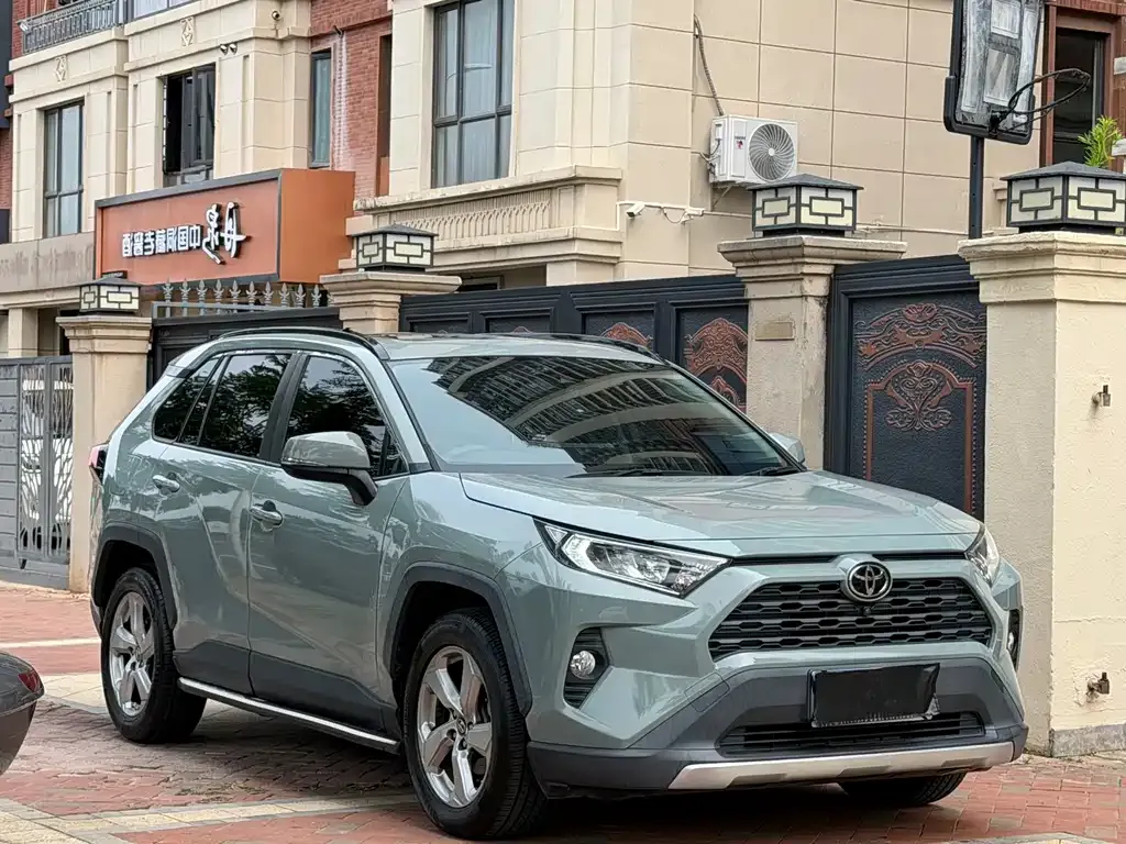 Toyota RAV4 — фото 8