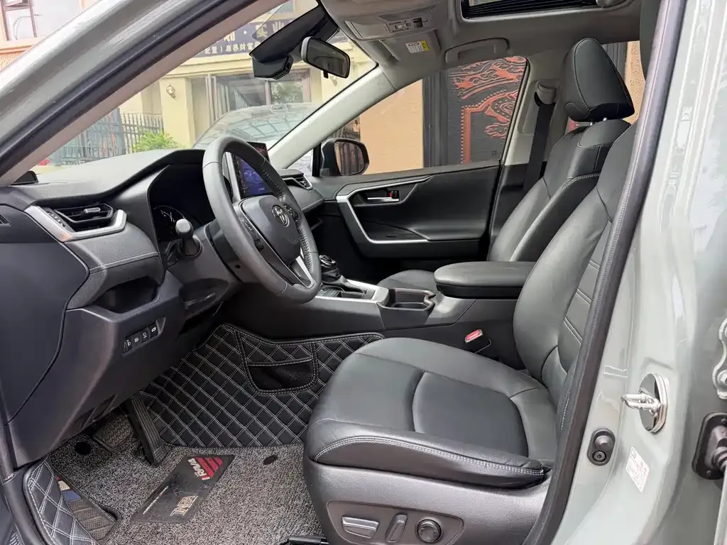 Toyota RAV4 — фото 6