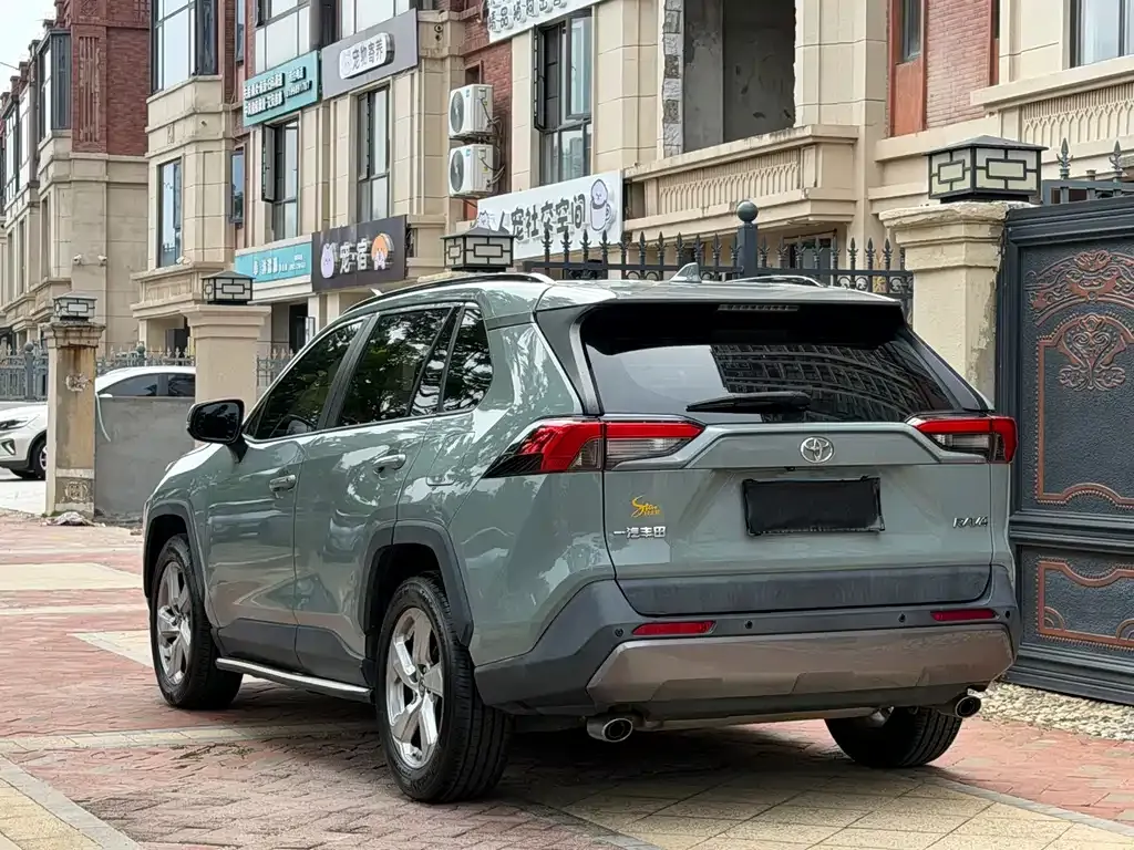 Toyota RAV4 — фото 9