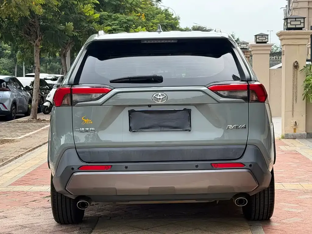 Toyota RAV4 — фото 2