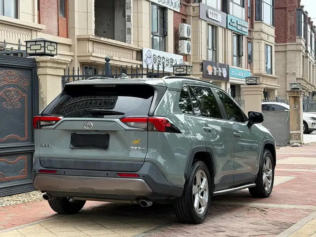 Toyota RAV4 — фото 5