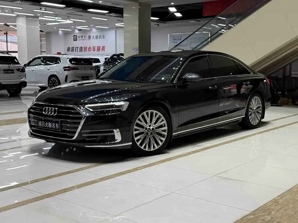 Audi A8 — фото 1