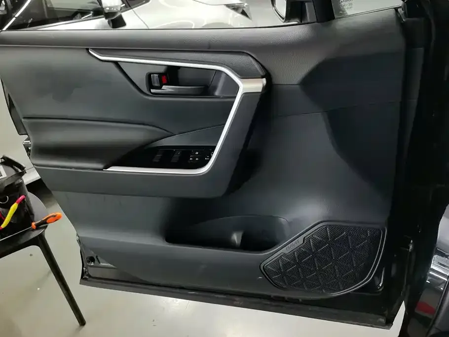 Toyota RAV4 — фото 7