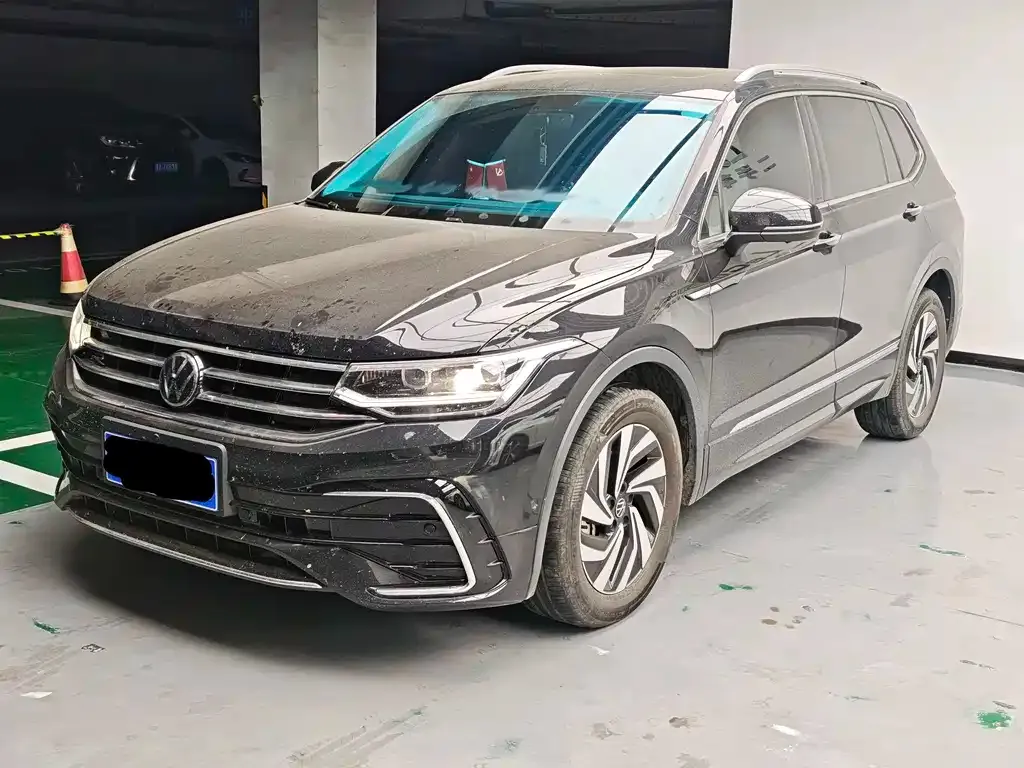 Volkswagen Tiguan L — фото 1