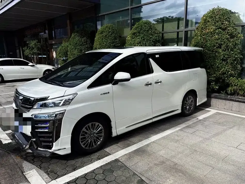 Toyota Vellfire — фото 1