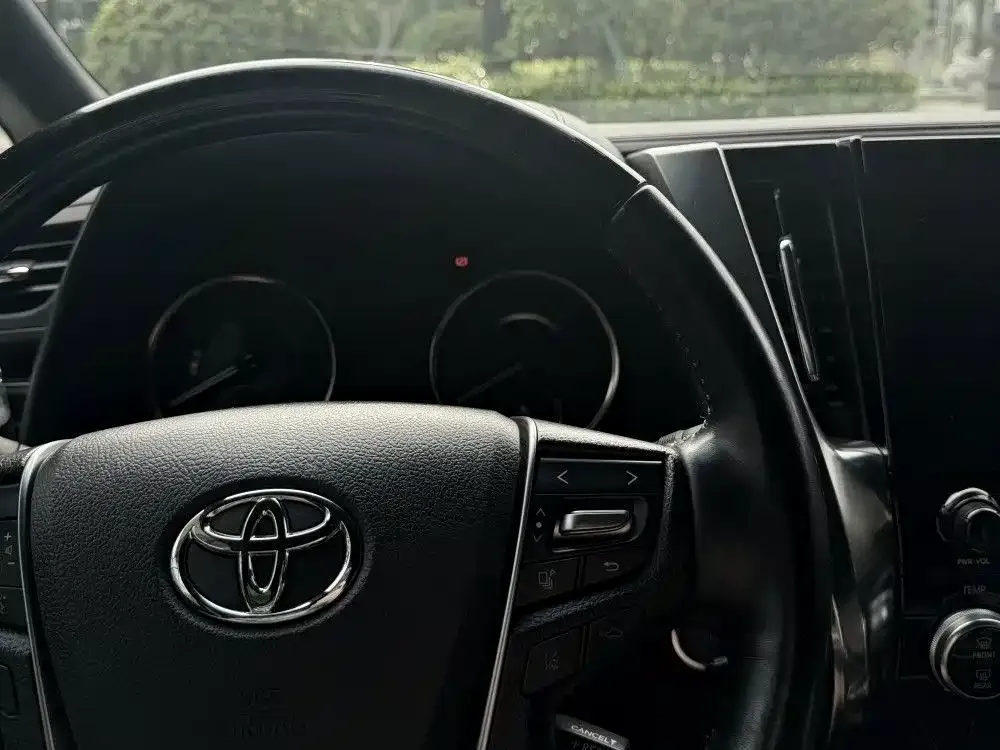 Toyota Vellfire — фото 2