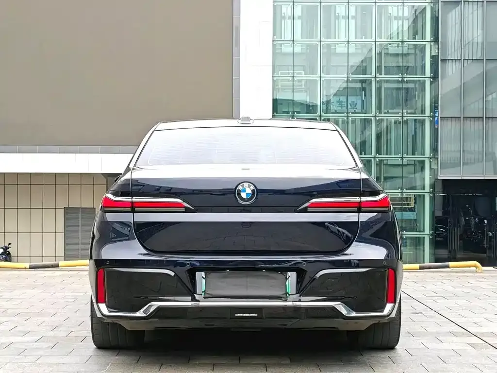 BMW i7 — фото 9