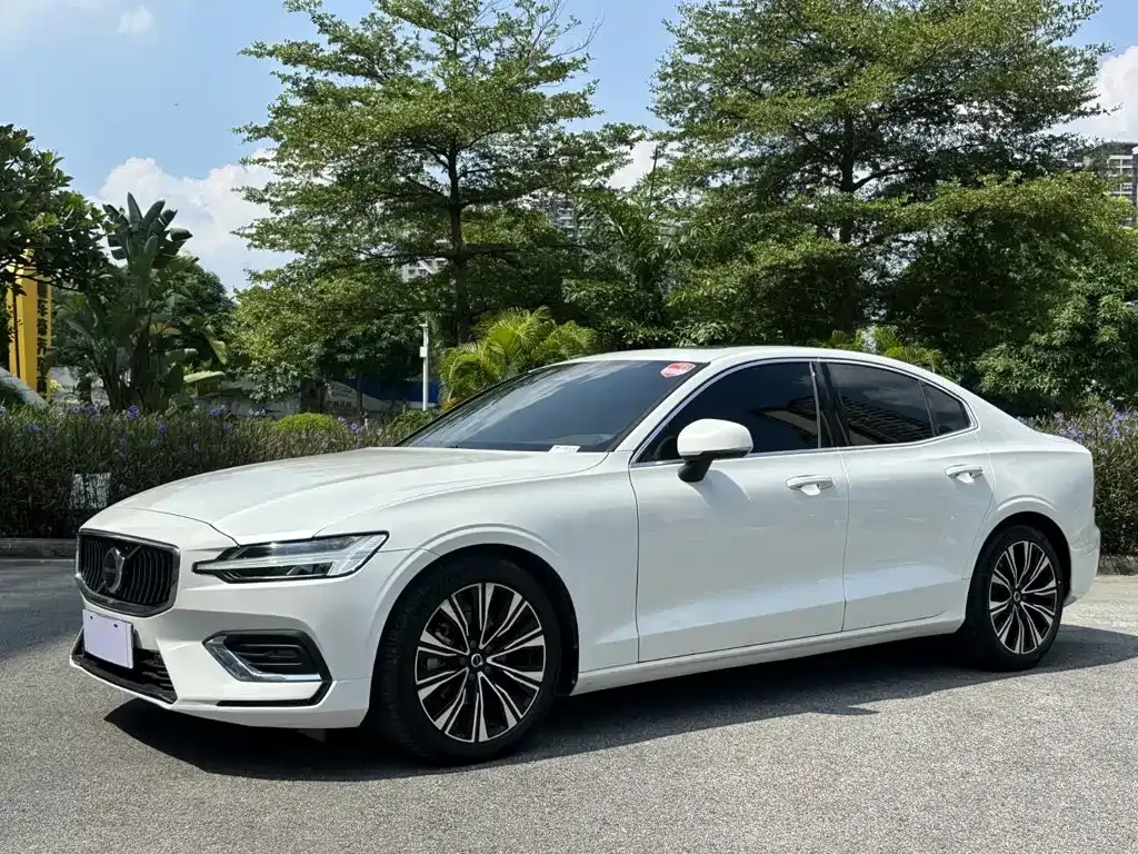 Volvo S60 — фото 1