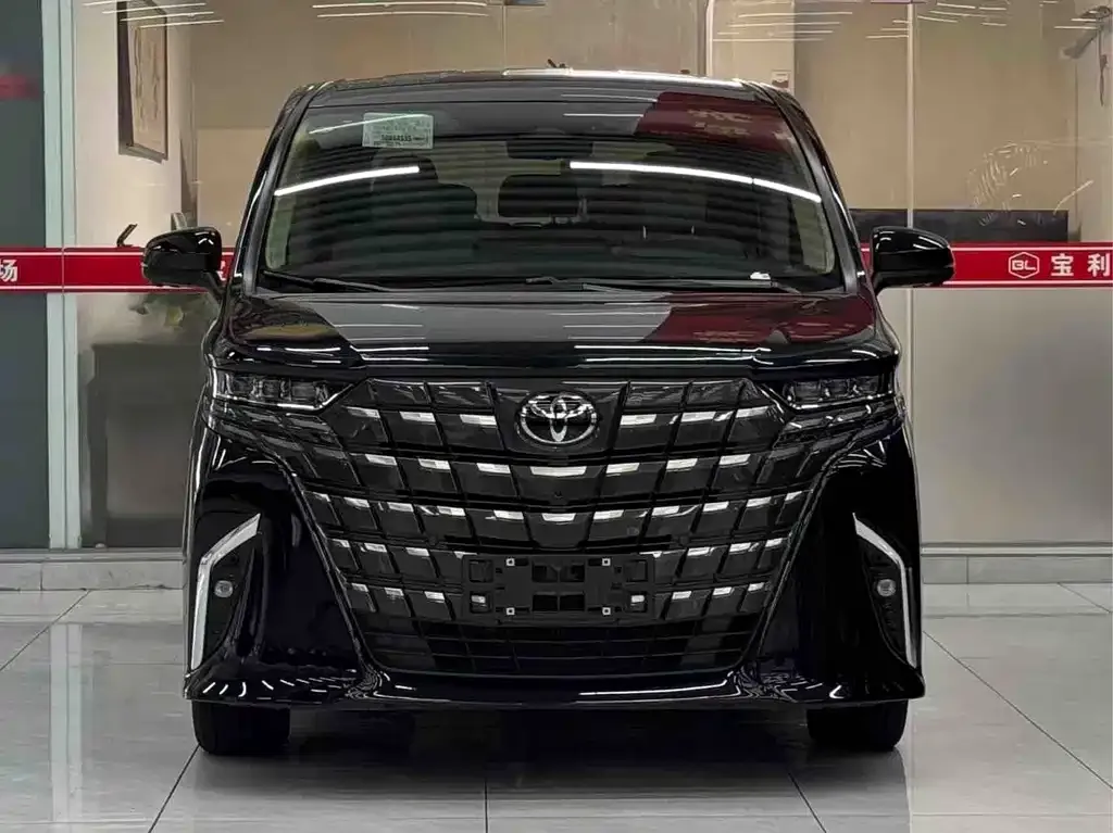 Toyota Alphard — фото 1