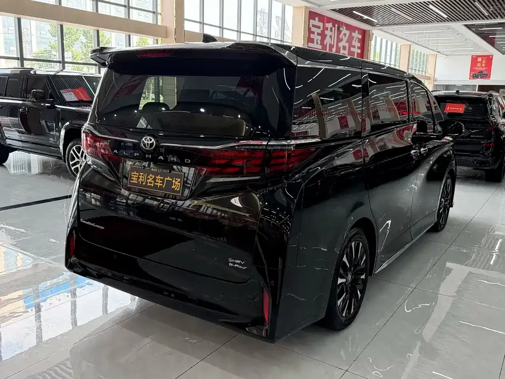 Toyota Alphard — фото 8