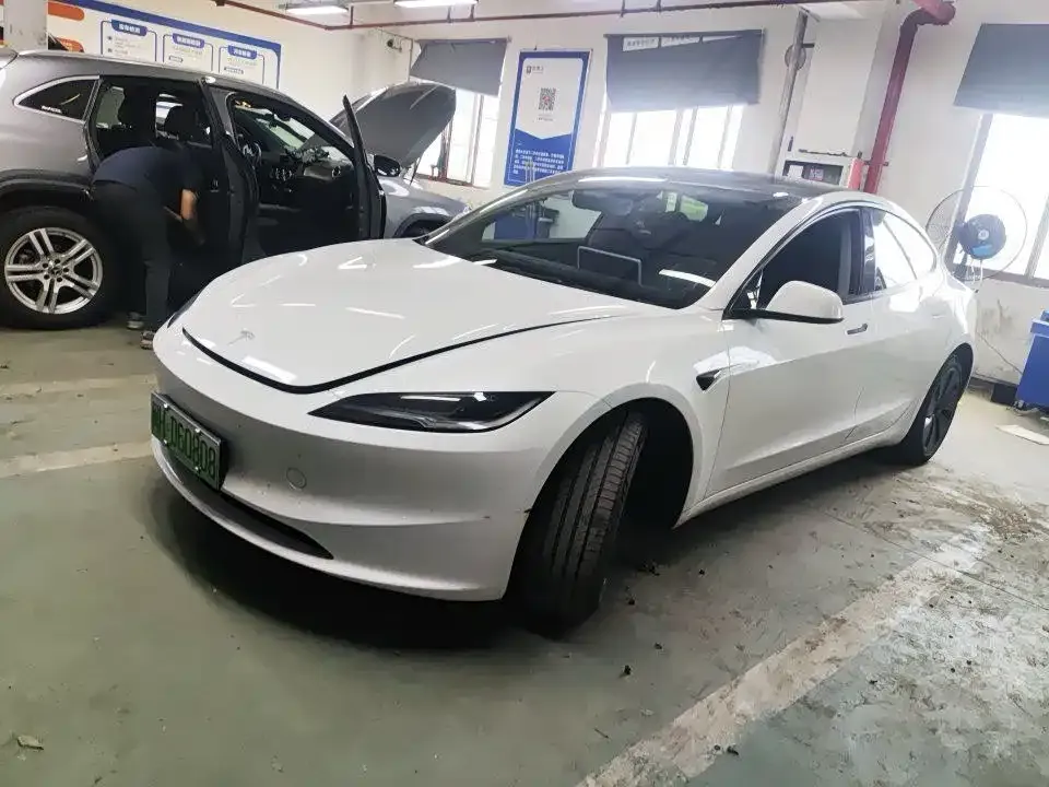 Tesla Model 3 — фото 1