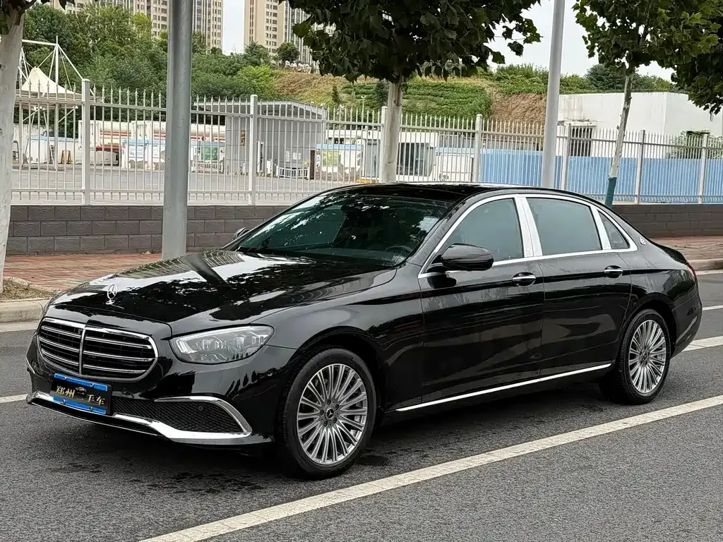Mercedes-Benz E-Class — фото 1