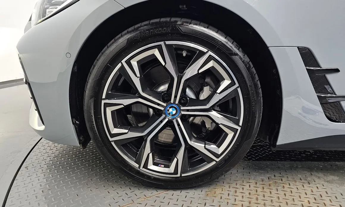 BMW i4 — фото 8