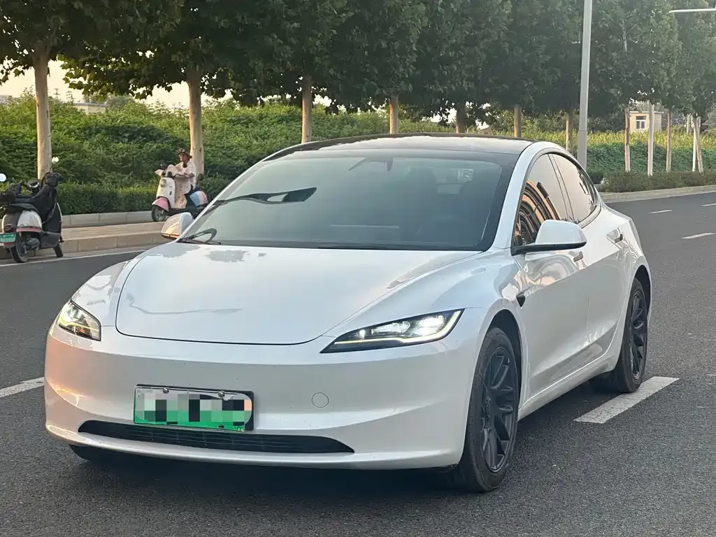 Tesla Model 3 — фото 1